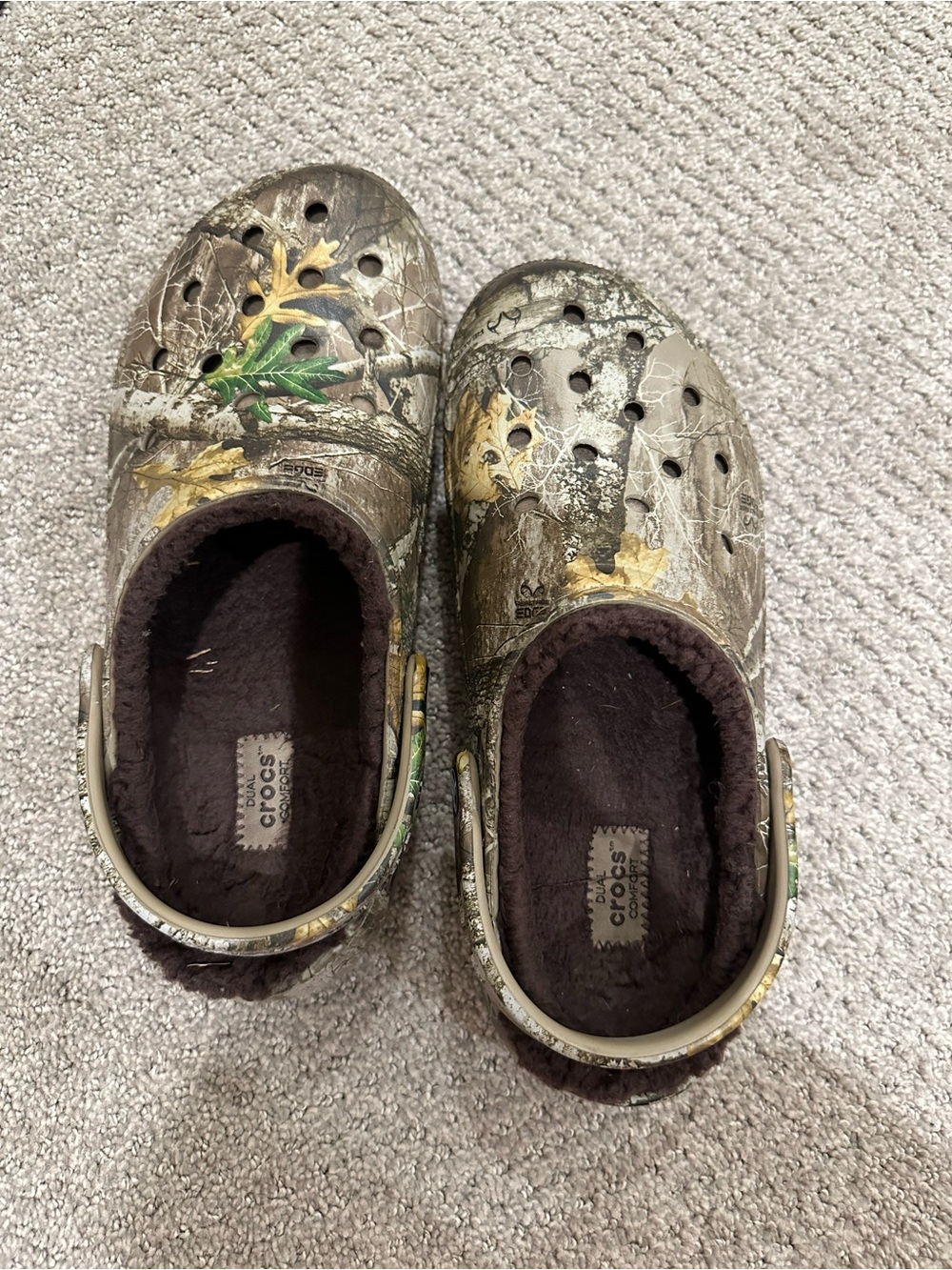 CROCS Realtree Camo Fuzzy-Lined men’s/womens Slip-On Clogs in Brown and Green